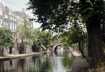 836054 Gezicht op de Oudegracht te Utrecht, met rechts op de achtergrond de Zandbrug.
